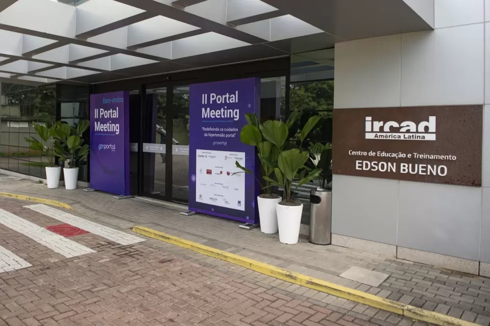 Entrada do IRCAD América Latina com a identidade do II Portal Meeting