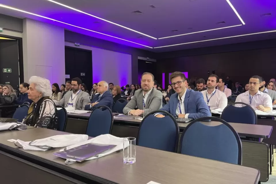 Plateia durante a discussão da manhã