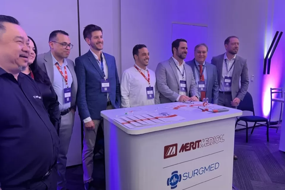 Equipe no estande da Merit Medical e da Surgmed