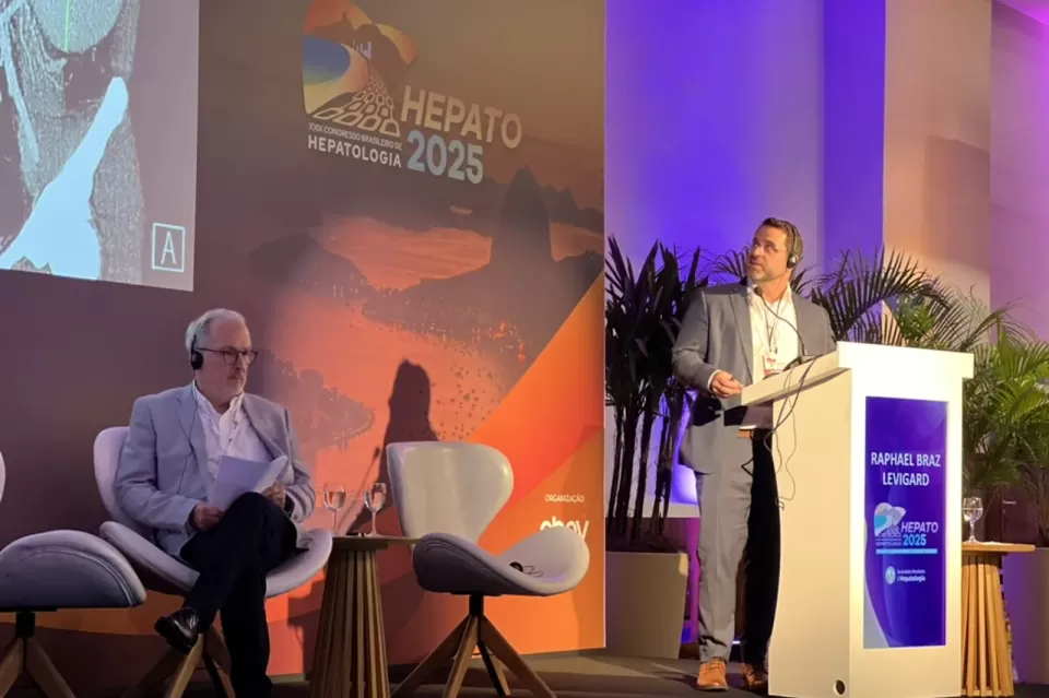 Dr. Raphael Braz Levigard no púlpito, com a mesa ao lado