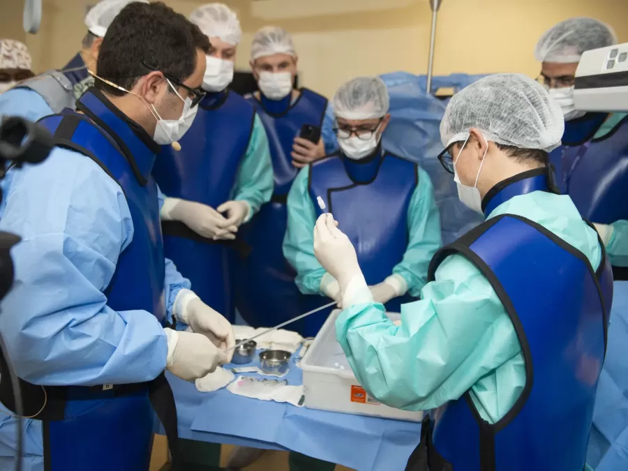 Instrutores e alunos durante o treinamento hands-on de TIPS